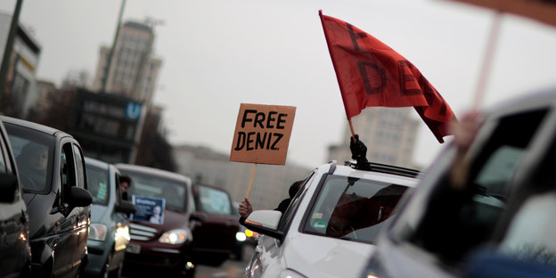 Auto mit #FreeDeniz-Fahne