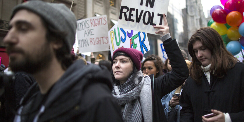 Menschen protestieren