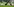 Mehrere Fußballleute sitzen auf dem Rasen und gucken nach vorne