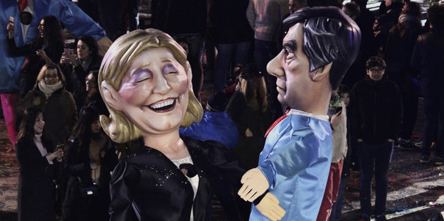 Pappmachériesenfiguren von Marine Le Pen und François Fillon