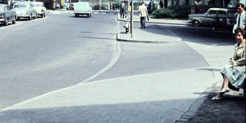 Eine Straße mit Passanten in Frankfurt am Main