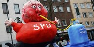 Eine Pappmaché-Figur von Martin Schulz, die ihn hochrot und aufgeblasen zeigt