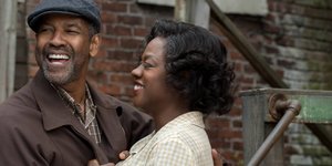 Viola Davis und Denzel Washington umarmen sich im Film Fences