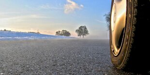 Rad eines Autos auf Asphalt am Meer