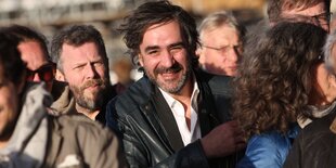 Deniz Yücel in einer Menschenmenge