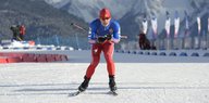 Der russische Biathlet Eduard Latypov fährt Ski