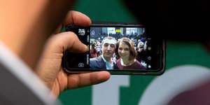 Cem Özdemir und Katrin Göring-Eckardt Spitzenkandidaten von Bündnis 90/Die Grünen machen ein Selfie