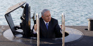 Netanjahu klettert aus einem U-Boot