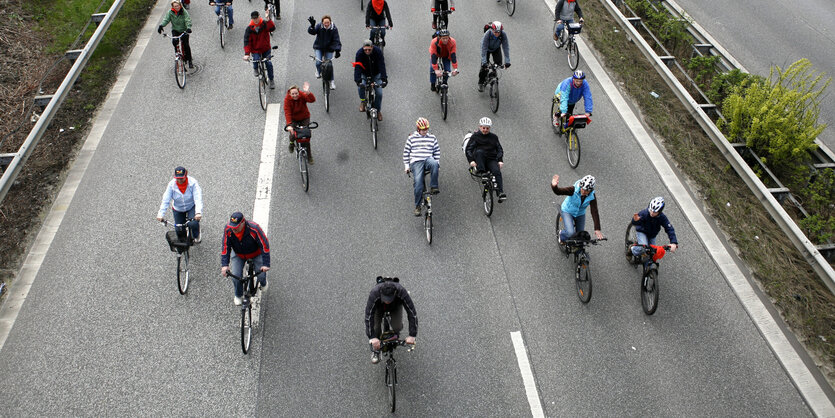 Fahrradfahrer fahren auf der Autobahn