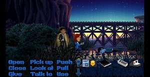 Szene aus einem Computerspiel, zwei Menschen untersuchen eine Leiche