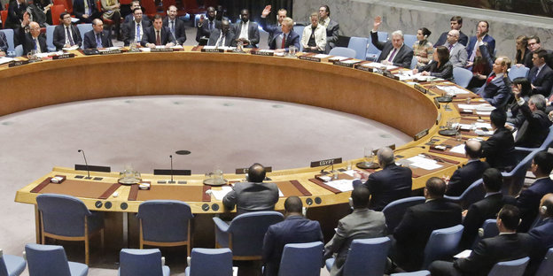 VertreterInnen im UN-Sicherheitsrat sitzen an einem großen Tisch