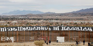 „Weder Straftäter, noch Illegale“ steht in spanischer Schrift auf dem Grenzzaun
