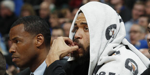 JaVale McGee sitzt am Spielfeldrand und hat ein Handtuch über dem Kopf