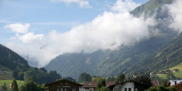 Eine österreichische Landschaft mit Bergen, blauem Himmel und Wolken