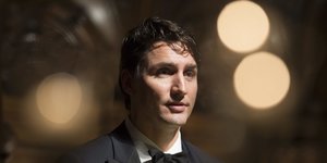 Justin Trudeau im Porträt, um seinen Kopf herum sind drei Lichtkreise zu sehen