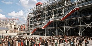 Lange Besucherschlange vor dem Centre Pompidou Ende der siebziger Jahre