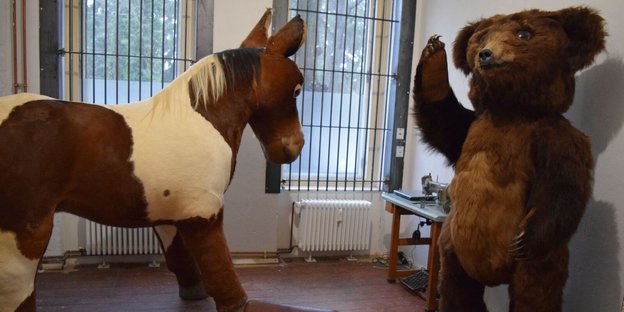 Ein Pferd, ein liegender Bock und ein Bär im Atelier
