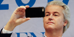 Geert Wilders macht ein Selfie