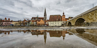 Eine Stadt an einem Fluss