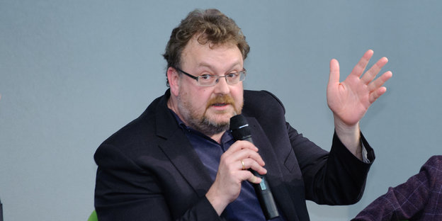 Der FAZ-Herausgeber Jürgen Kaube spricht in ein Mikrofon
