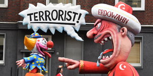 Ein Wagen des Rosenmontagszugs zeigt Erdoğan wutentbrannt. Er zeigt auf einen Clown und ruft „Terrorist!“