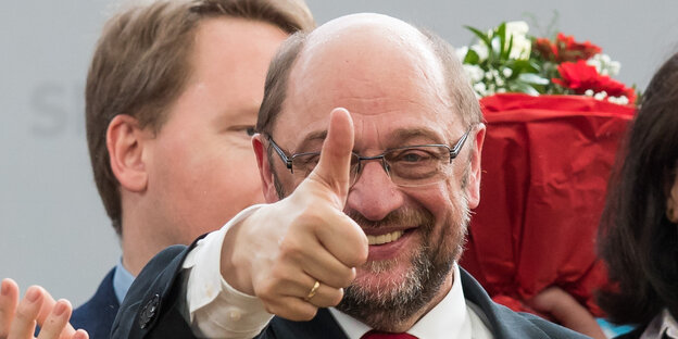 Martin Schulz hält den Daumen der Kamera entgegen