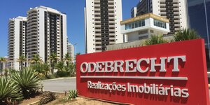 Schild der Firma Odebrecht mit Wohnungskomplexen dahinter