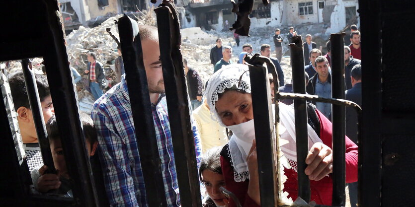 Kurd*innen begutachten den Schaden nach dem Militäeinsatz in Şırnak