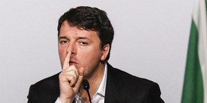Matteo Renzi hält sich einen Finger vor den Mund