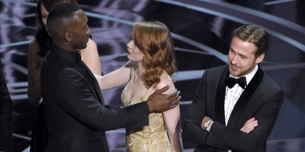 Mahershalla Ali umarmt Emma Stone, die fälschlicherweise als Oscar-Gewinnerin ausgerufen wurde.