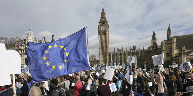 Kundgebung mit Europa-Flagge vor den Houses of Parliament in London
