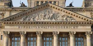 Giebel mit figurativem Relief und dem Schriftzug „Bundesverwaltungsgericht“