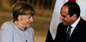 Bundeskanzlerin Angela Merkel und der ägyptische Präsident Abdel Fattah al-Sisi gucken sich verliebt an