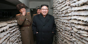 Kim Jong Un mit Soldaten in einem engen Gang