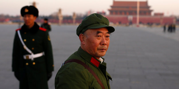 Ein alter Mann in uniform, im Hintergrund ein junger Soldat