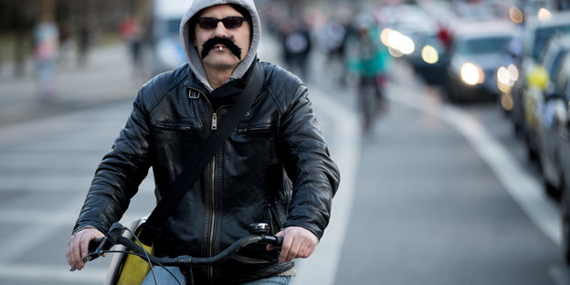 Fahrradfahrer beim Autokorso für Deniz Yücel