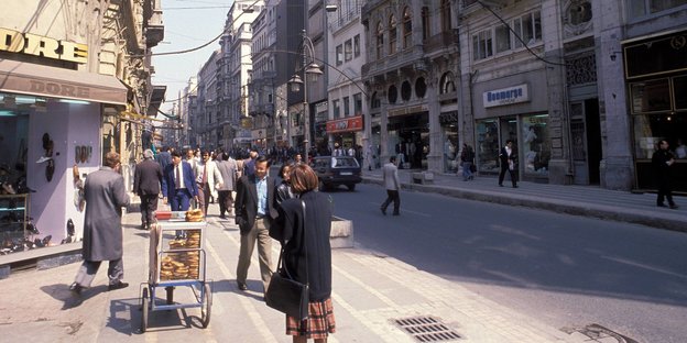 Straßenszene: Die Einkaufsmeile Istiklal im Jahr 2000