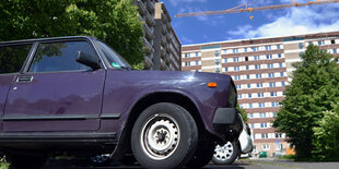 Ein Lada vor einem Plattenbau in Grünau