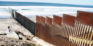 Grenzzaun USA, Mexico am Meer