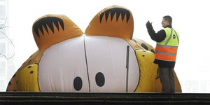 Riesiger Luftballon in Garfield-Form taucht hinter Dach auf