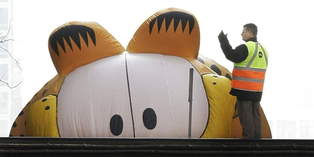 Riesiger Luftballon in Garfield-Form taucht hinter Dach auf