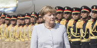 Merkel vor einer Reihe Soldaten