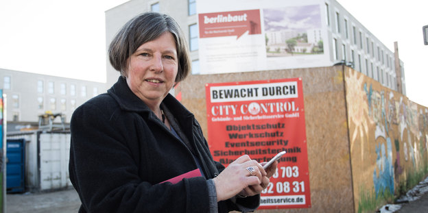 Katrin Lompscher (Die Linke), Senatorin für Stadtentwicklung und Wohnen, besucht die erste Berliner Flüchtlingsunterkunft in modularer Bauweise am 27. Januar 2017 in Berlin.
