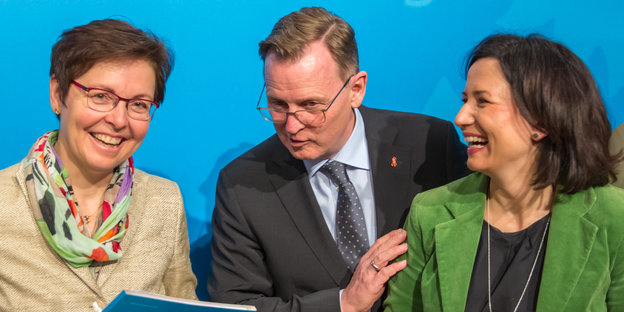 Drei PolitikerInnen unterhalten sich freundlich lächelnd