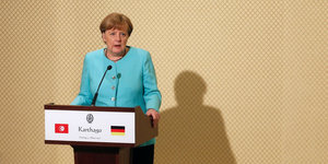 Merkel an einem Pult