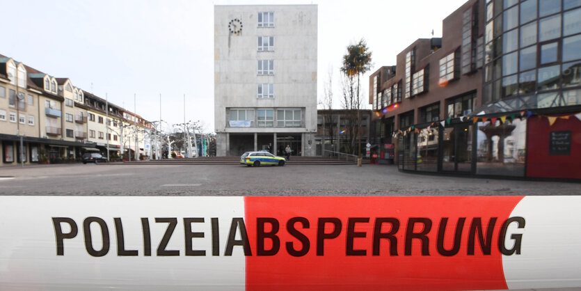 Polizeiabsperrung, im Hintergrund Gebäude