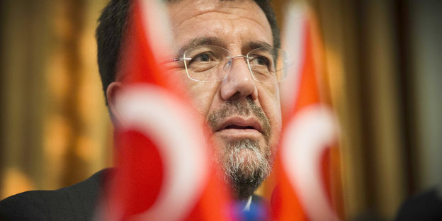 Ein Mann vor türkischen Flaggen