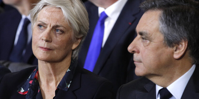 Penelope Fillon guckt erschöpft, ihr Mann guckt zur Seite