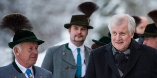 Horst Seehofer neben Männern in Tracht