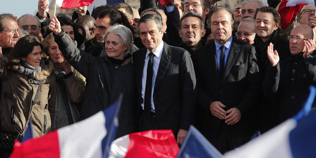 Francois Fillon inmitten von UnterstützerInnen und Frankreich-Flaggen